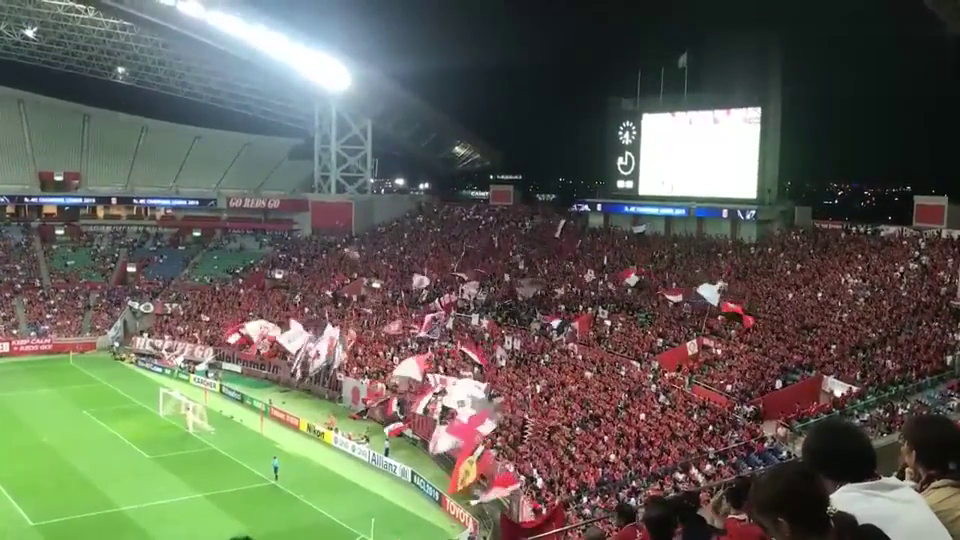  兰斯主场球迷助威声震天，法甲氛围点燃激情赛场