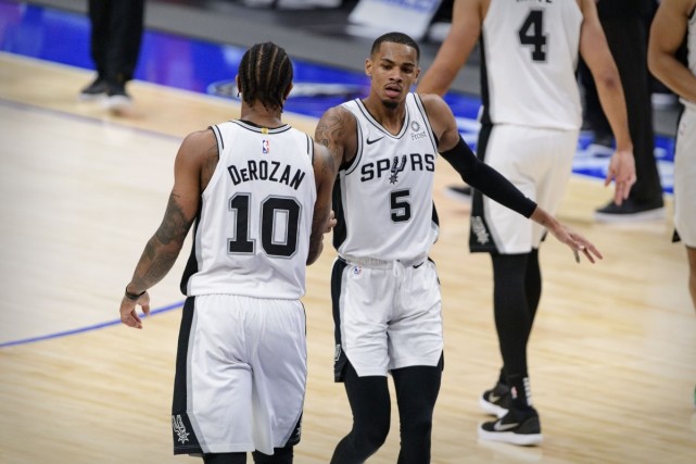  马尔卡宁高效输出，爵士击败湖人结束三连败